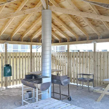 Daire 4 Person On A In *