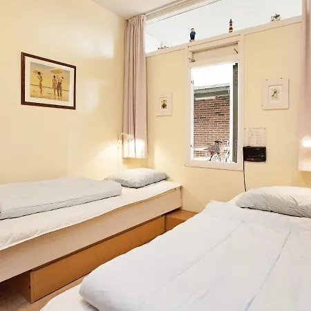 4 Person On A In Daire