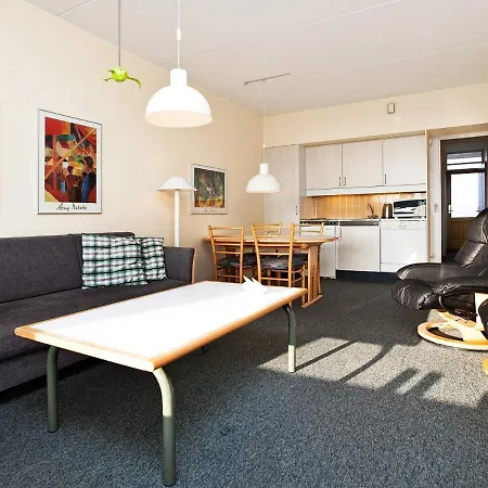 4 Person On A In Daire *