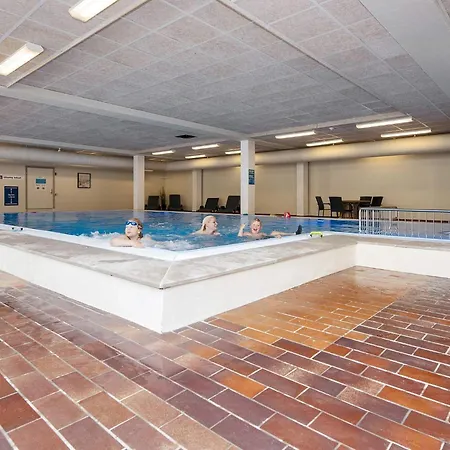 4 Person On A In Daire