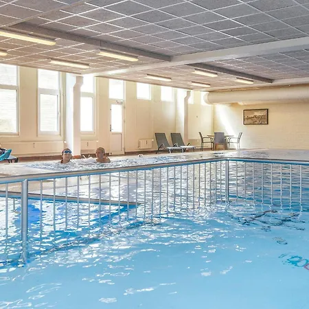 4 Person On A In Daire *