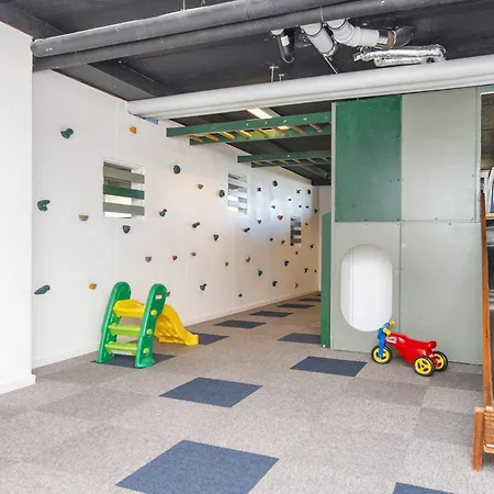 4 Person On A In Daire