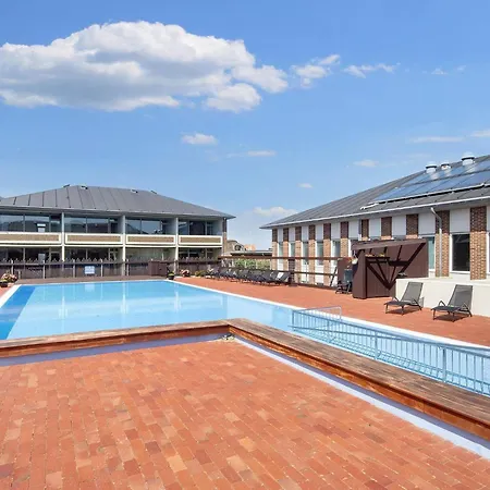 4 Person On A In Daire *