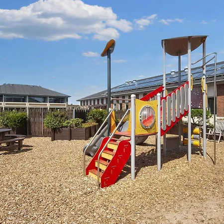 4 Person On A In Daire *